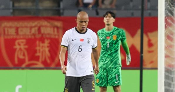 24米世界波+头球轰炸！国足13分钟丢2球：中场漏人 后卫冒顶