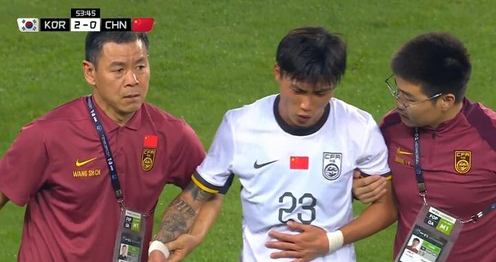 谢文能无对抗下捂着肚子示意无法坚持，韦世豪替补登场！