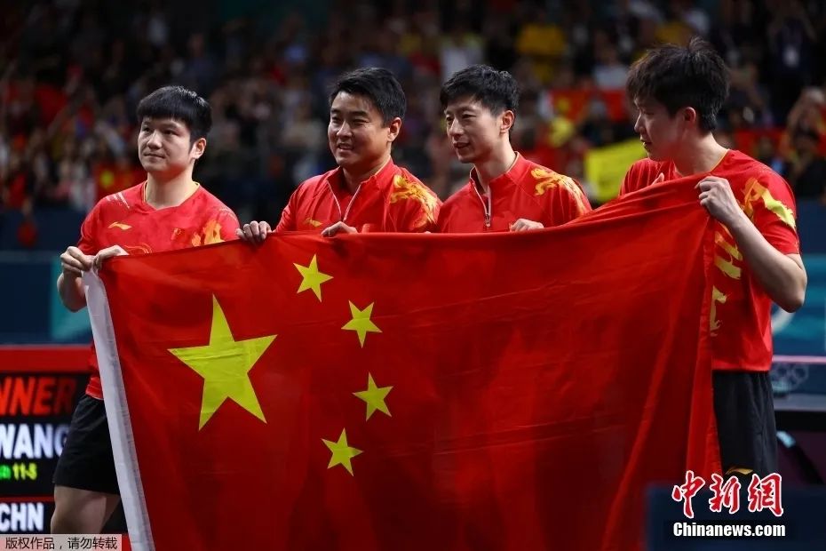 图为中国乒乓球男团在巴黎奥运会上庆祝胜利。