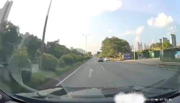 对向车道大货车轮胎失控飞撞魏牌蓝山，车身刚性护乘员安全