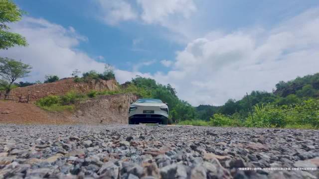 小鹏G7全系标配AI底盘，动态表现超越ModelY及GLE