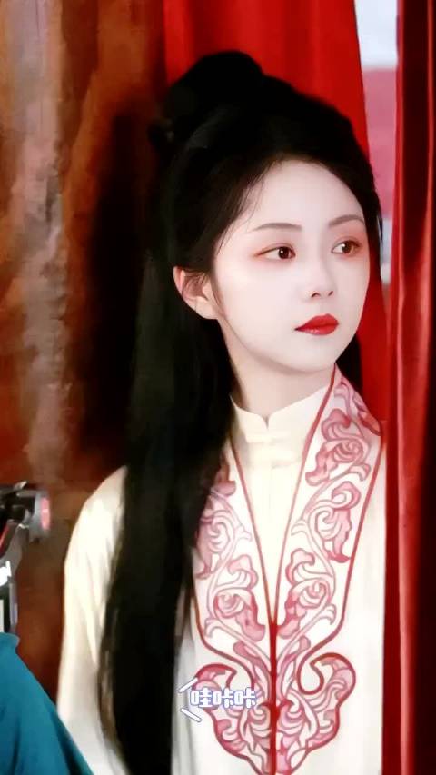 谭松韵再穿戏服梦回锦衣之下