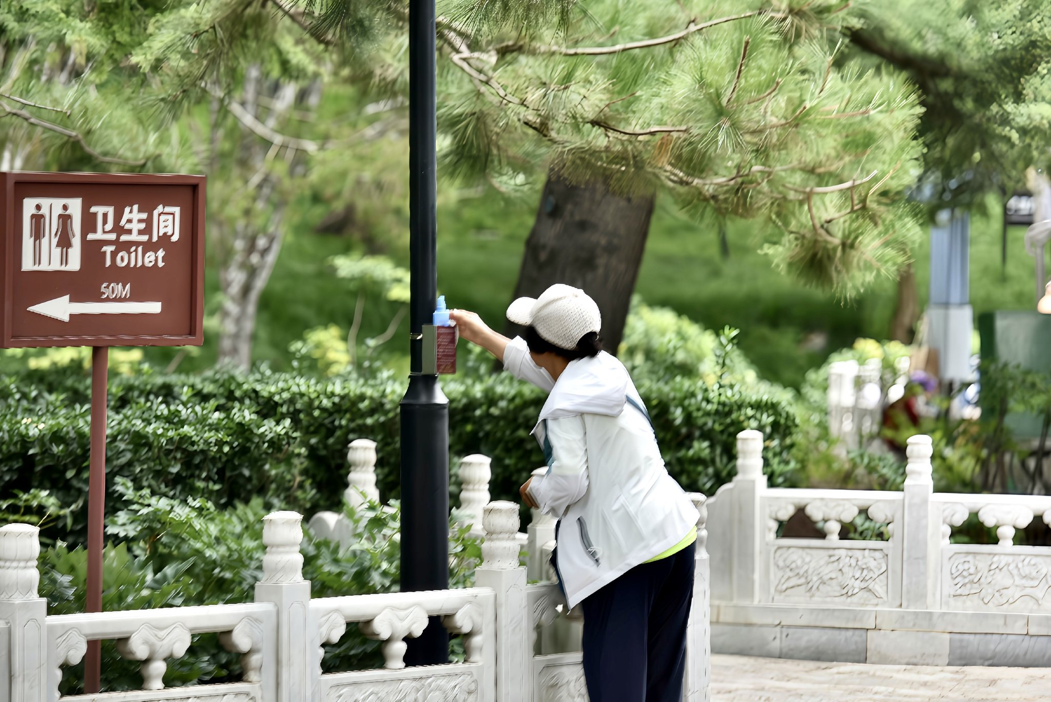 遊客取用共享驅蚊液。陶然亭公園供圖