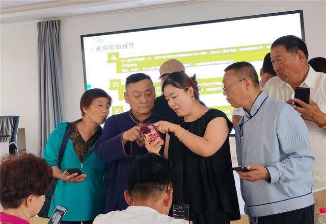 新时代文明实践服务中心举办“草原村播”培训。（资料图）