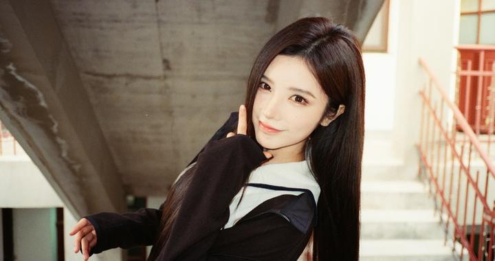 歌手戴燕妮称在巴黎被抢劫：遭黑衣人破窗，化妆师腿部受伤