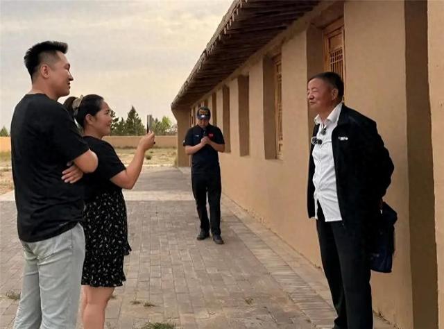 73岁老党员张忠良通过直播讲述红色故事。（资料图）