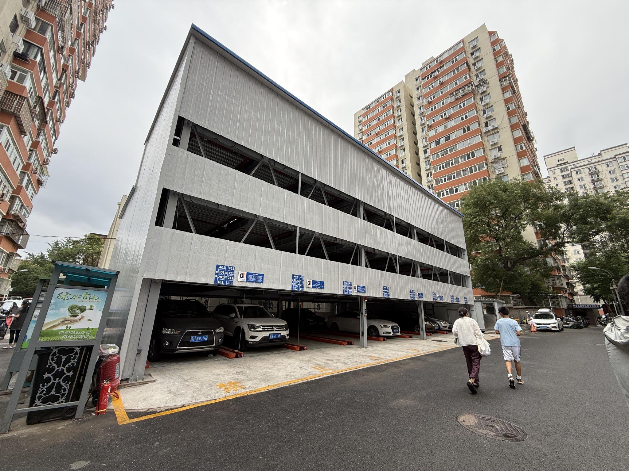 紫金莊園小區內,高度為4層的停車樓已經啟用。 新京報記者 王貴彬 攝