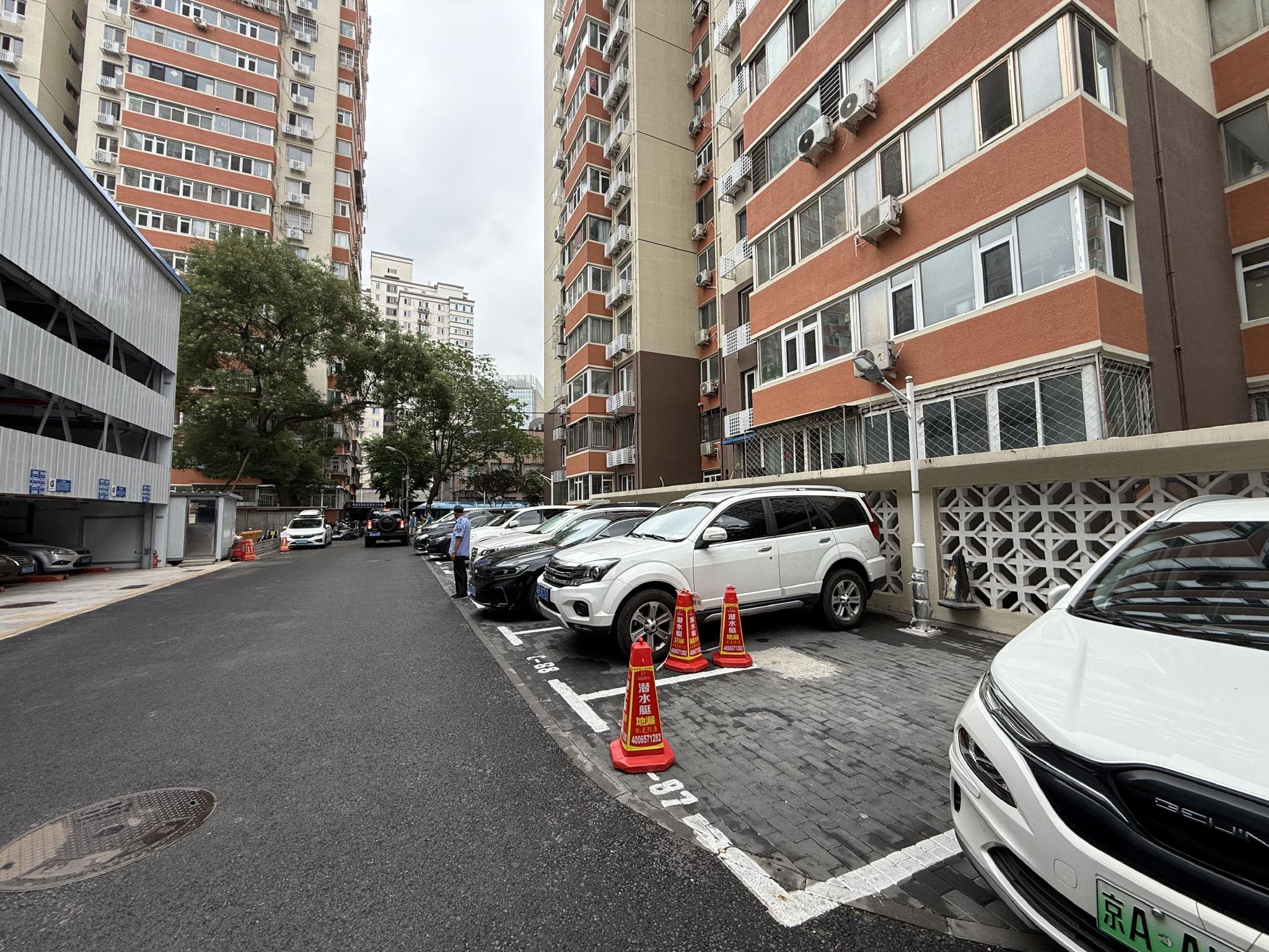 紫金莊園小區的立體停車樓是利用原鍋爐房儲煤場空間進行改造。 新京報記者 王貴彬 攝
