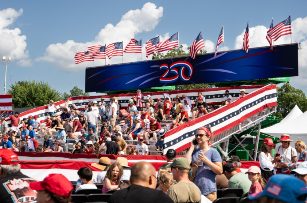 特朗普签署“大而美”法案，启动建国250周年庆典，美媒称中国人看笑话