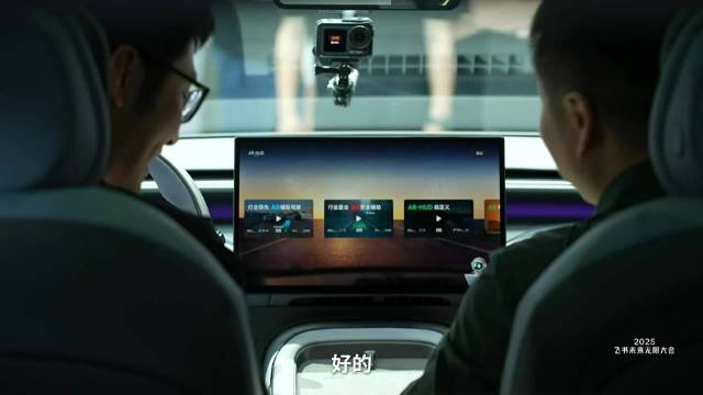 何小鹏携G7及X9亮相飞书大会，影视飓风Tim体验后排空间顶瓜瓜