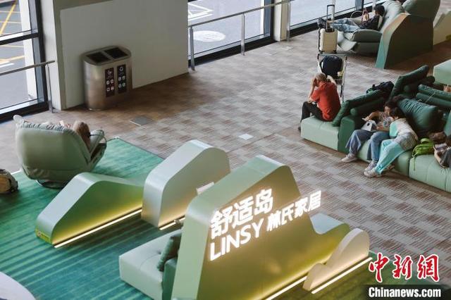 孩子在“舒适岛”休息。中新网记者 殷立勤 摄