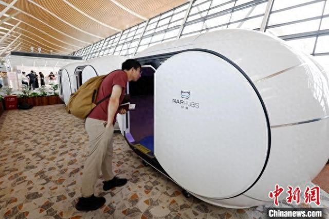 旅客在了解休息舱和内部设施。中新网记者 殷立勤 摄