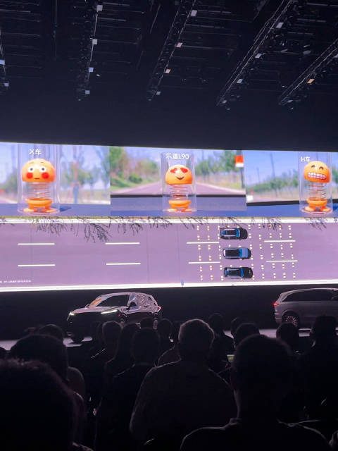 老演员小黄人在底盘舒适性展示环节又上场了，对比车型是宝马 X7 和汉兰达？