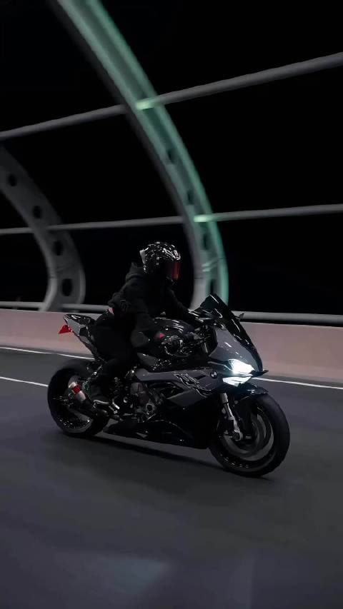 同来望月人何处，风景依稀似去年