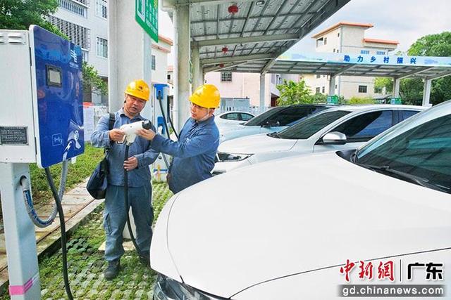 7月2日,南方电网广东惠州博罗供电局工作人员对徐田村光储充一体化充电站进行检查。廖伟兴 摄