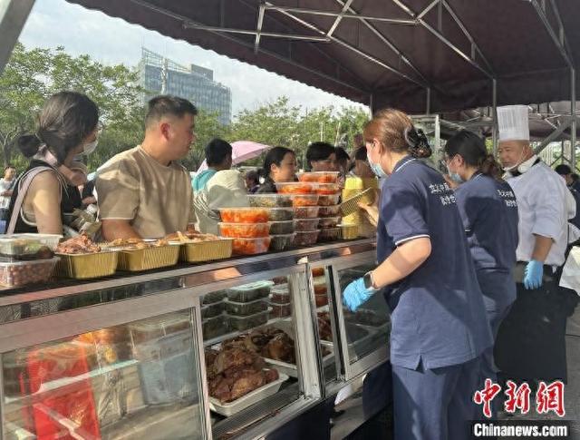 图为河南郑州一酒店外摆摊位销售火热。 王佳宁 摄