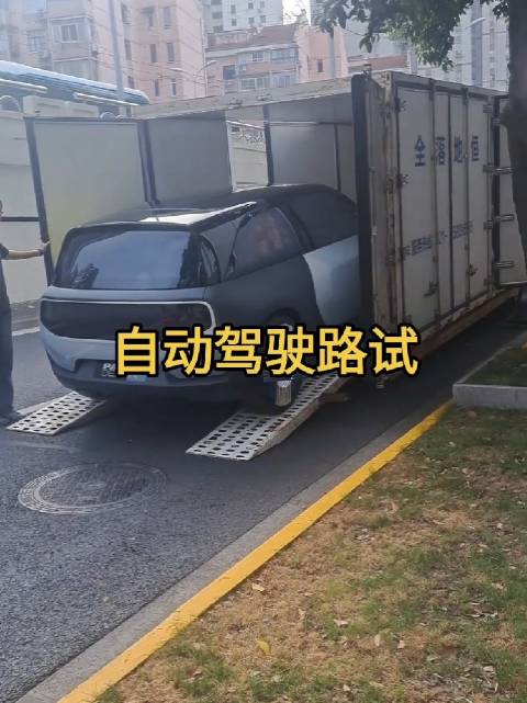 中心城区凌晨开展自动驾驶路测，彩色轮毂车辆现身