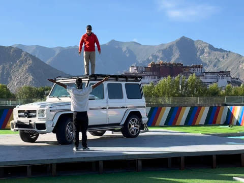 拉萨屋顶现旱地拔葱拍摄基地，大G猛禽布景引惊叹