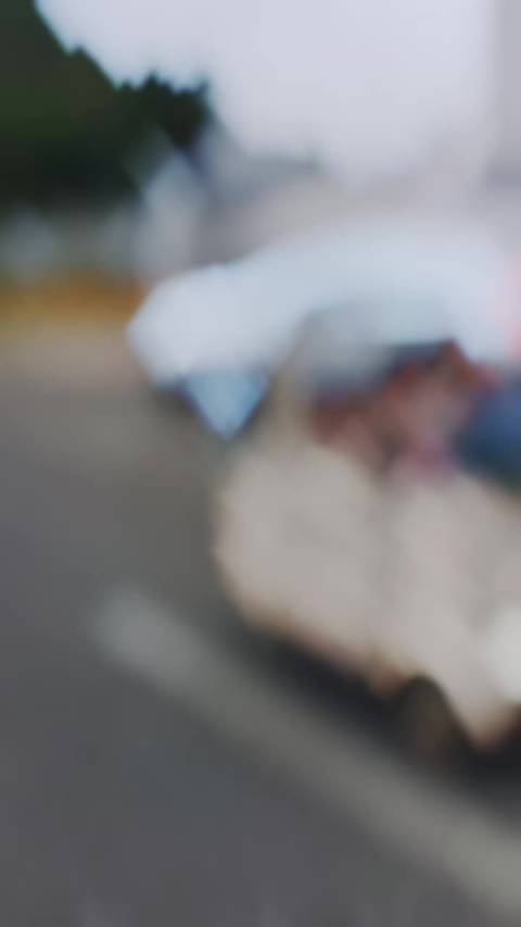 敞篷老头乐与跑车同街竞艳，钓鱼大爷成焦点