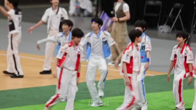 TF四代官俊臣等14人跳主题曲首秀