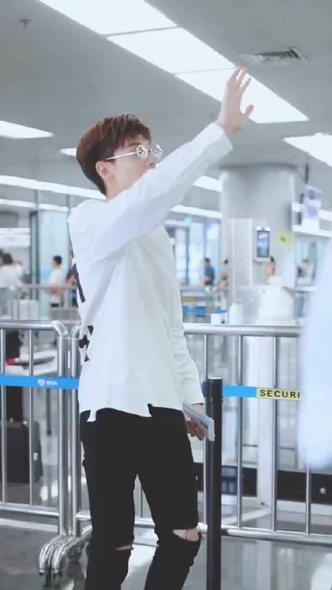 今日街拍：邢昭林，小伙子很有礼貌，有人认识他吗？