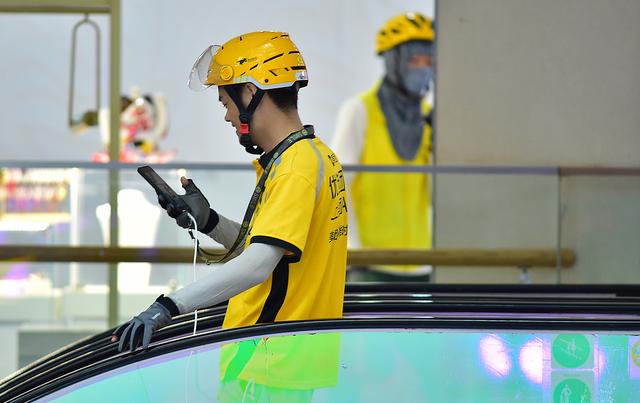 2025年7月6日,辽宁沈阳,美团外卖员在高温下配送。 视觉中国 图
