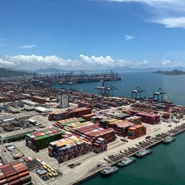 5月14日中美互降关税落地后引发“抢运潮”。图为次日深圳盐田港码头