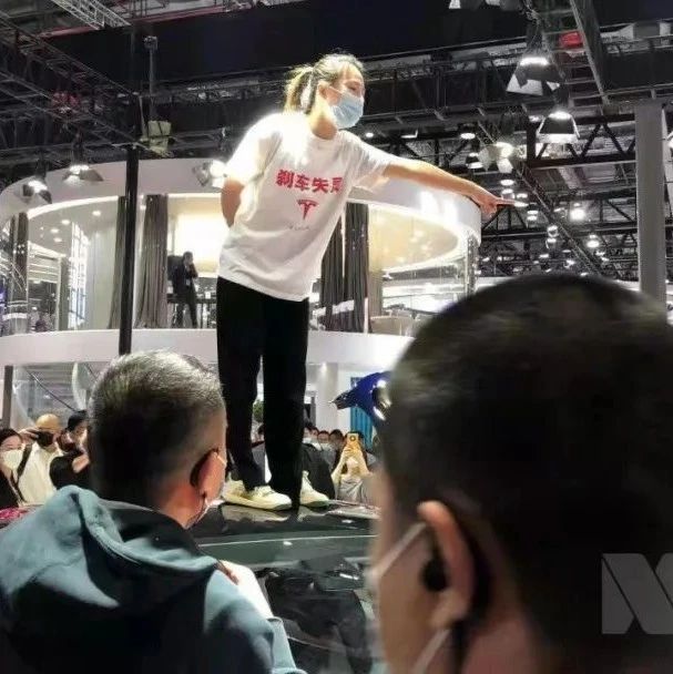 特斯拉车顶维权女车主二审败诉，被判赔偿17万元，策划者也被判赔偿25万元！评估报告：该事件致特斯拉损失1.7亿元订单
