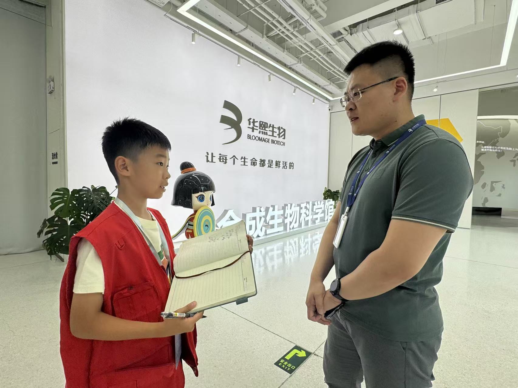 參觀完畢後,小記者們採訪華熙生物研發人員趙春華博士。新京報記者徐彥琳 攝