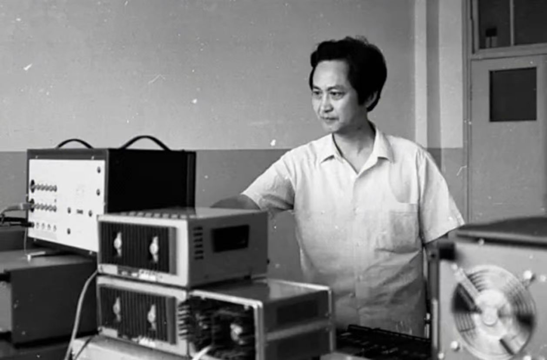 早年间在实验室工作的马远良院士。