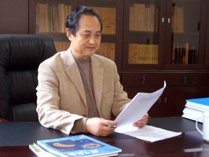 2015年马远良院士在办公室阅读学术论文。