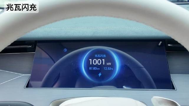 比亚迪汉L体验兆瓦闪充站，11分钟充电续航400公里