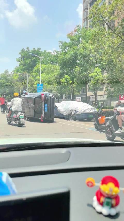 罩车衣车辆停路边车位被撞