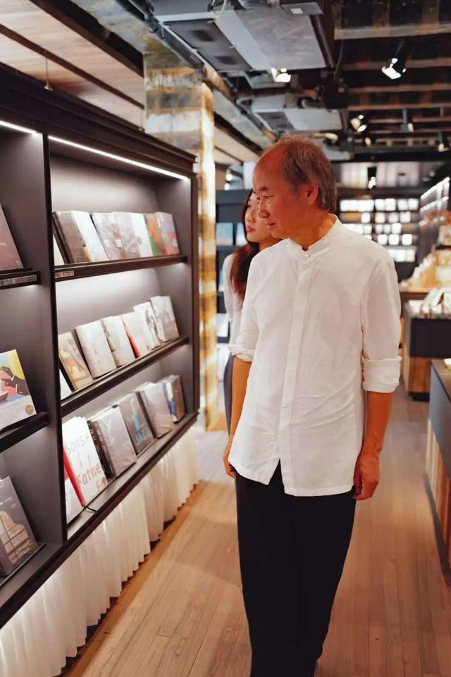 刘亮程在朵云戏剧书店。摄影:周泽洋