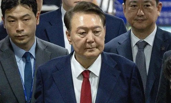 △當地時間7月9日晚,尹錫悅結束審查,離開法院
