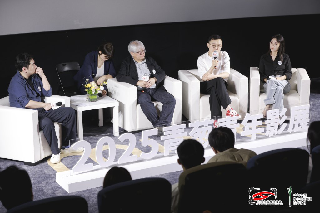 市山尚三同中国青年导演交流，图中发言者为《老枪》的导演高朋