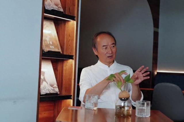刘亮程在上海朵云书院戏剧店接受澎湃新闻·文学花边独家专访。摄影:周泽洋