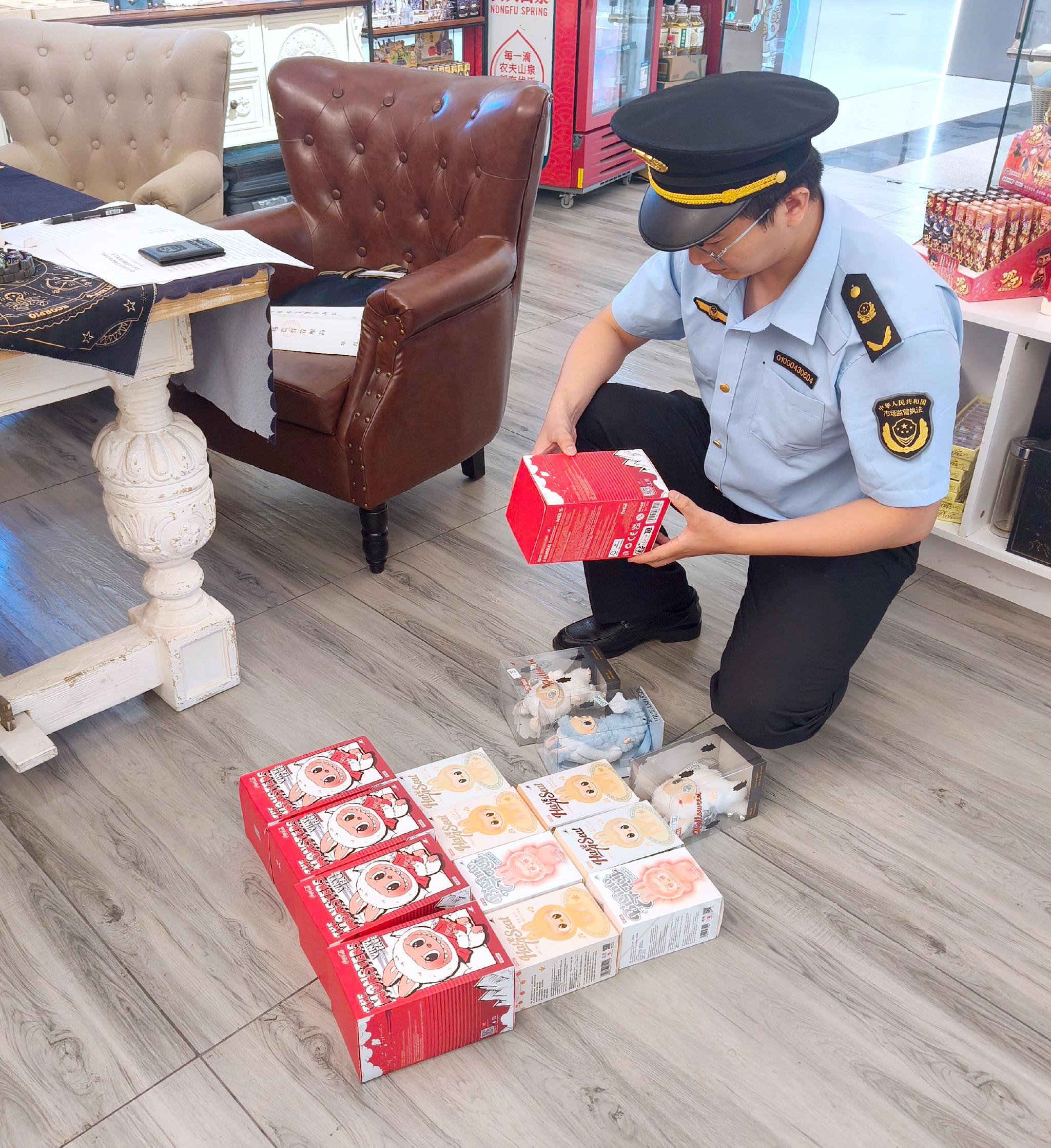 執法人員查處盜版LABUBU。海澱區市場監管局供圖