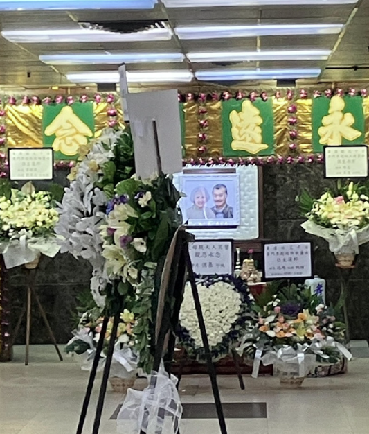 唐佳与雪妮葬礼今天举行，明早出殡，杜琪峰、刘青云、吴卓羲、胡杏儿等众星送花篮悼念