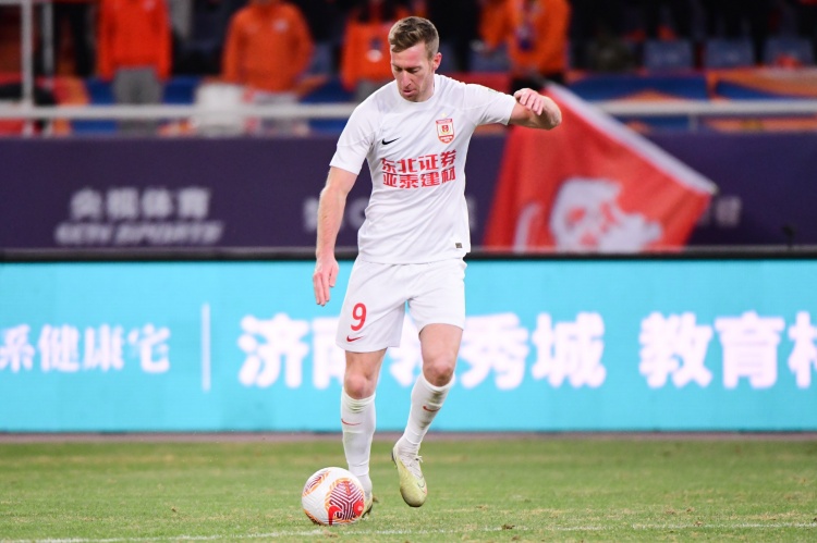 德转显示亚泰撤销贝里奇报名，42.8万欧签下萨拉萨尔