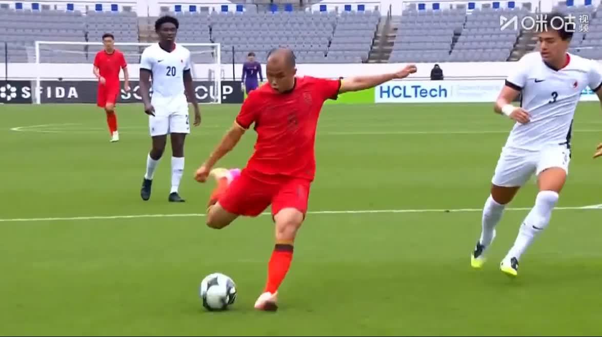 黄政宇和张玉宁打出撞墙配合，黄政宇跟进的低射得分，打进本届东亚杯国足首球
