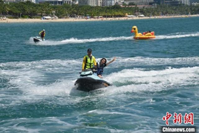 7月15日,海南三亚,游客在大东海旅游区体验亲水项目。张月和 摄