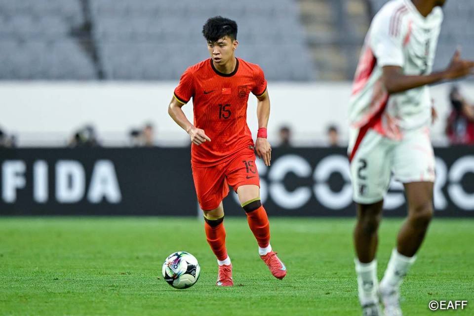 热议：黄政宇玩不了高端局，王钰栋需要成长，而不是朝队友摊手