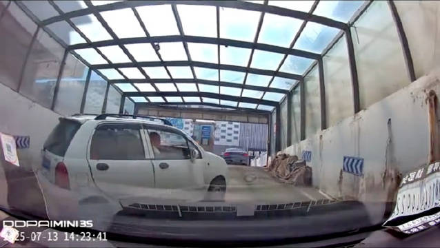 你觉得QQ车主是故意要超车，还是手动挡不敢停在半坡，想一股脑儿冲出去