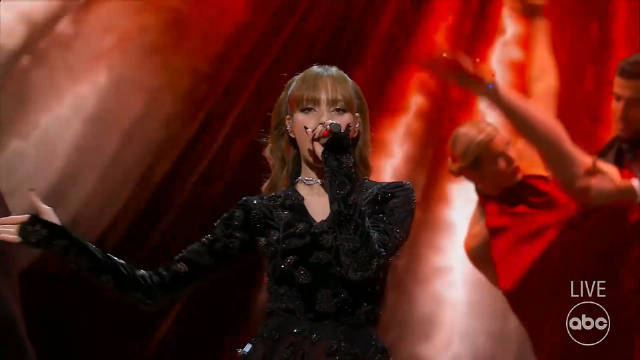 LISA联手豆荚猫和Raye奥斯卡致敬007表演获艾美奖提名