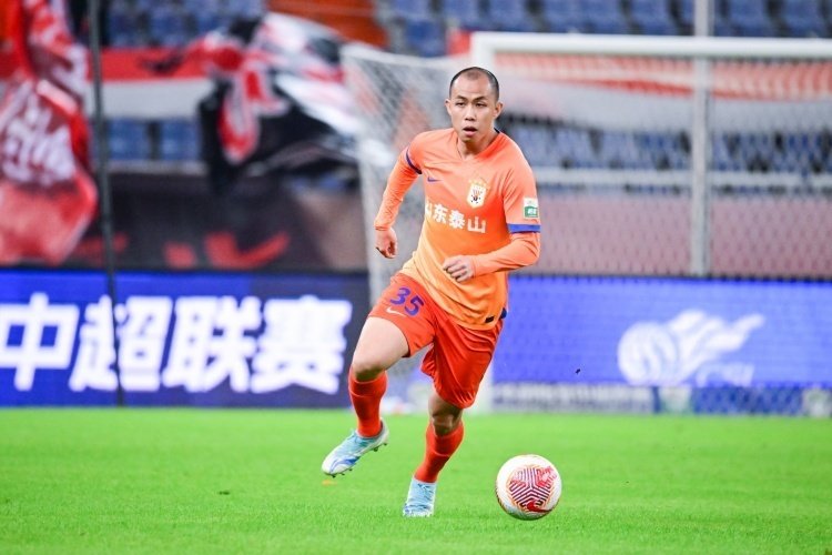 国足罕见精妙配合！媒体人集体道歉：黄政宇粗中有细，感谢崔康熙