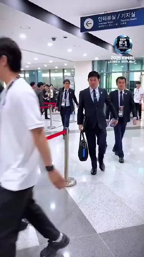 森保一在进场前被安保要求出示证件，不得不说脾气是真好