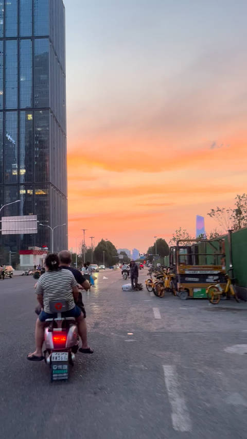 时尚姐妹花聚会 坐上茜姐的敞篷了