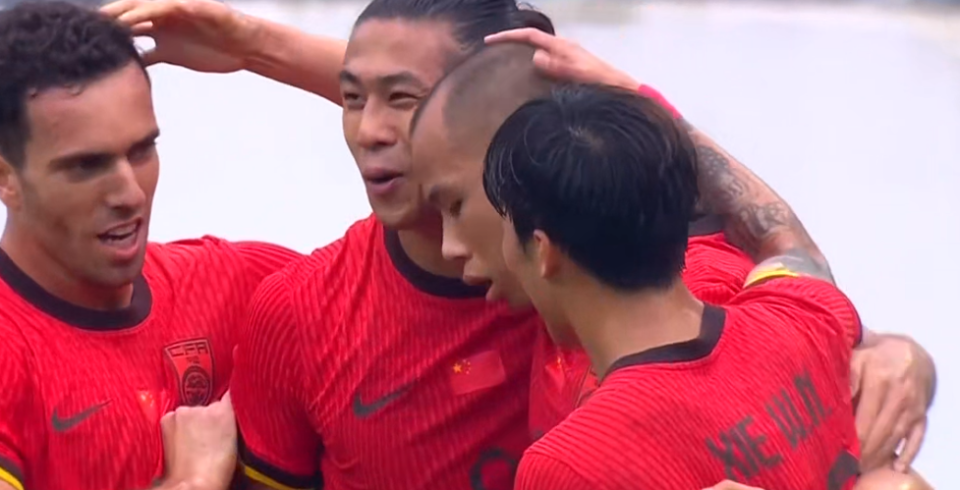 国足东亚杯首球！黄政宇处子球，罕见3人精妙配合，破运动战球荒