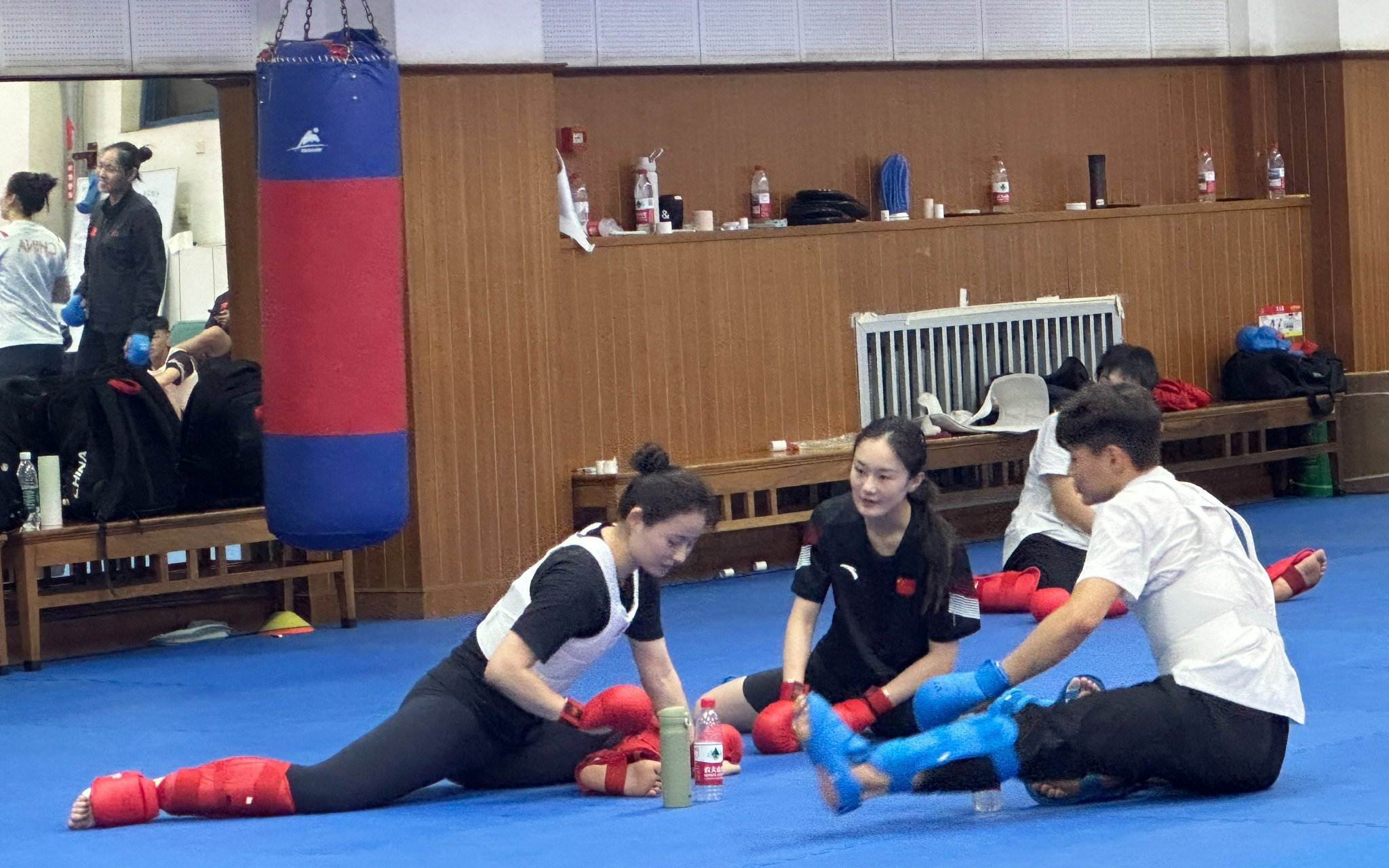 龔莉(左)、魏宇純(中)組成北京空手道隊在女子-61公斤級別的「雙保險」。新京報記者 孫海光 攝